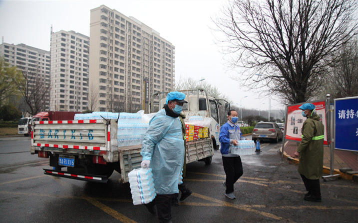 2月25日，山東金格瑞機械有限公司派代表來到齊魯師范學(xué)院捐贈防疫物資，保障校園防疫物品備足備齊，助力學(xué)校的疫情防控工作。