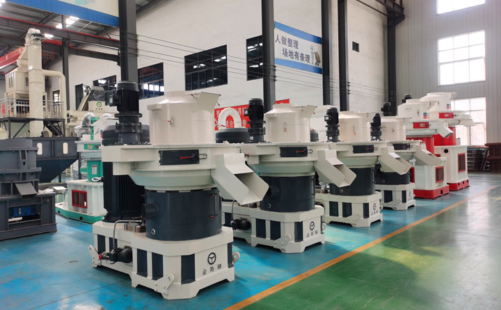 山東金格瑞顆粒機廠家負責免費提供制粒生產線方案，為每一位客戶進行試機；產品使用中，我們給客戶提供“保姆式”服務，定期進行電話回訪，定期進行現場專訪；讓您在產品使用過程中，放心、安心、舒心