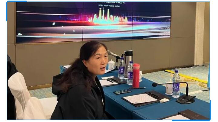 集團財務(wù)總監(jiān)劉清華在聽取了銷售部門的數(shù)據(jù)對比與銷售人員的分析后，她提出應(yīng)該加強客戶的銷售服務(wù)