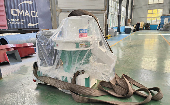 顆粒機單機時產(chǎn)量可以達到0.7-1噸，一天按照10小時計算，可以產(chǎn)出7-10噸成品顆粒，按照1噸顆粒最低100元錢利潤來計算，一天的利潤可以達到700-1000元。